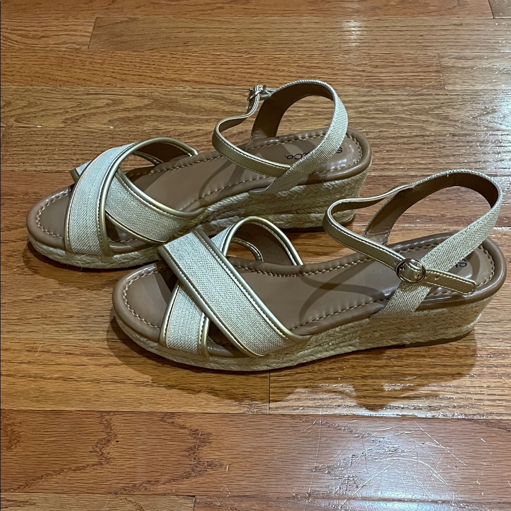 Style and Co size 8 gold sandals New W/O the box